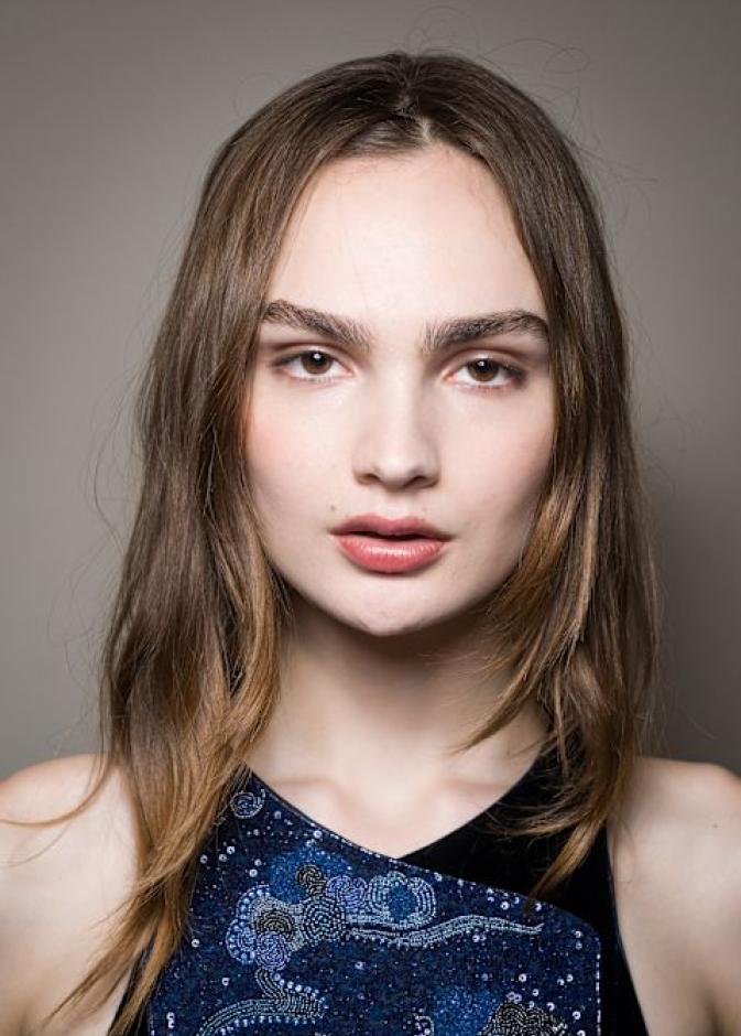 اتجاه جمالي جديد في 2026… شدّ الوجه المبكر هل يحافظ على شباب البشرة؟