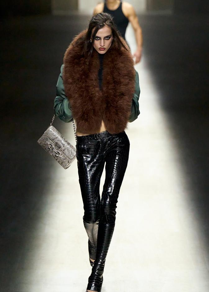 طموح "ديمنا" و ظِل "توم فورد" الأبدي في مجموعة Gucci خريف و شتاء 2026 للملابس الجاهزة 