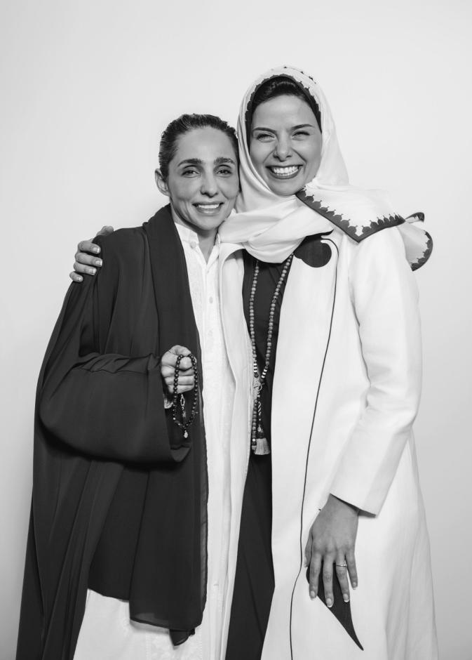 المصممة تسنيم عشقي مع احدى ضيوف الشرف الكاتبة أمل الحربي 