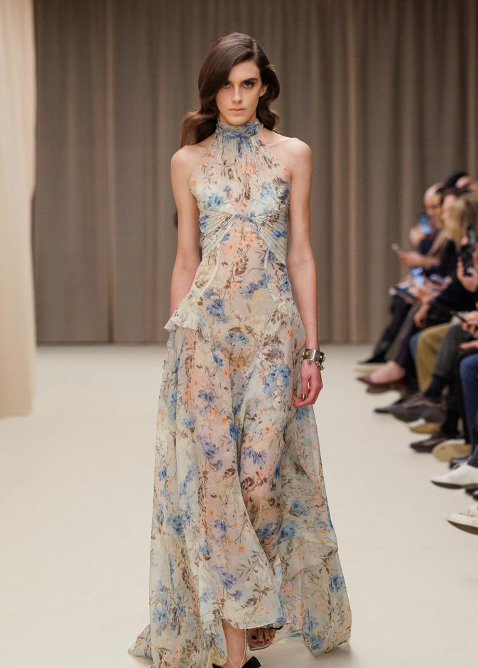 ما خلف الكمال في مجموعة McQueen خريف وشتاء 2026 للملابس الجاهزة