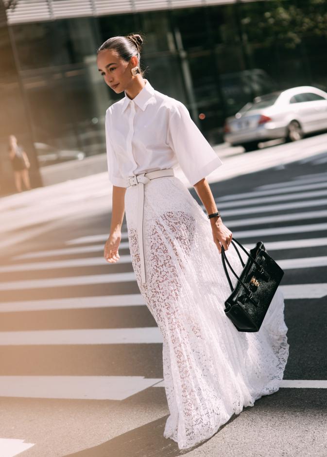 إطلالة أنيقة باللون الأبيض من نيويورك