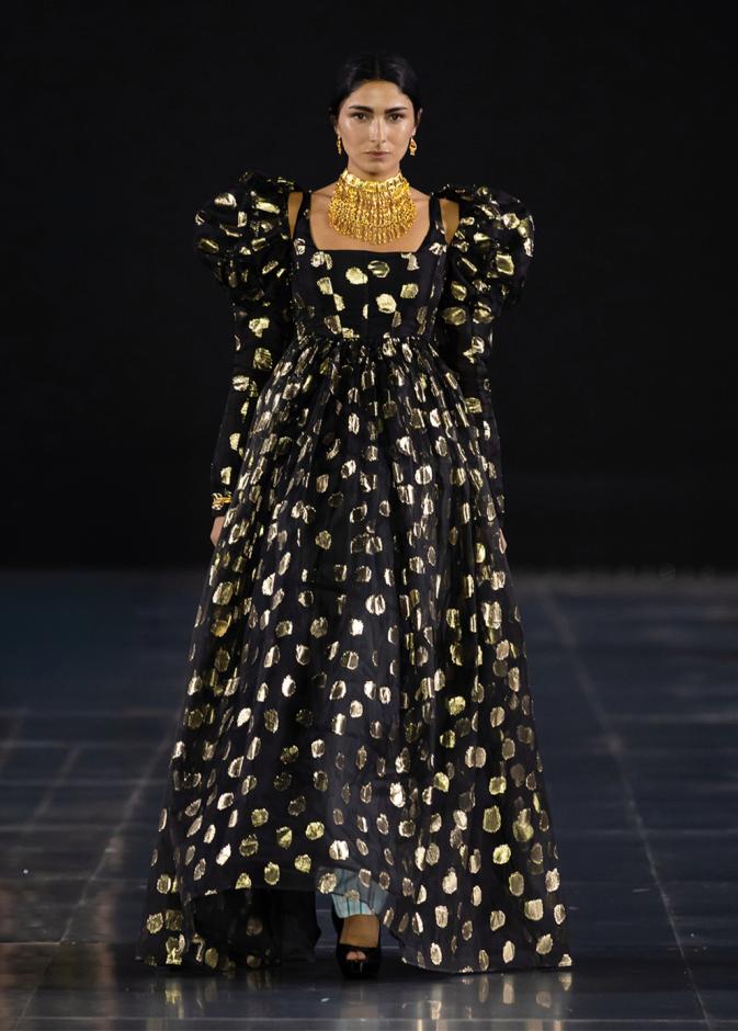 قبل "الهوت كوتور" كيف شكلت الأزياء العربية التقليدية مفهوم الفخامة والهوية؟