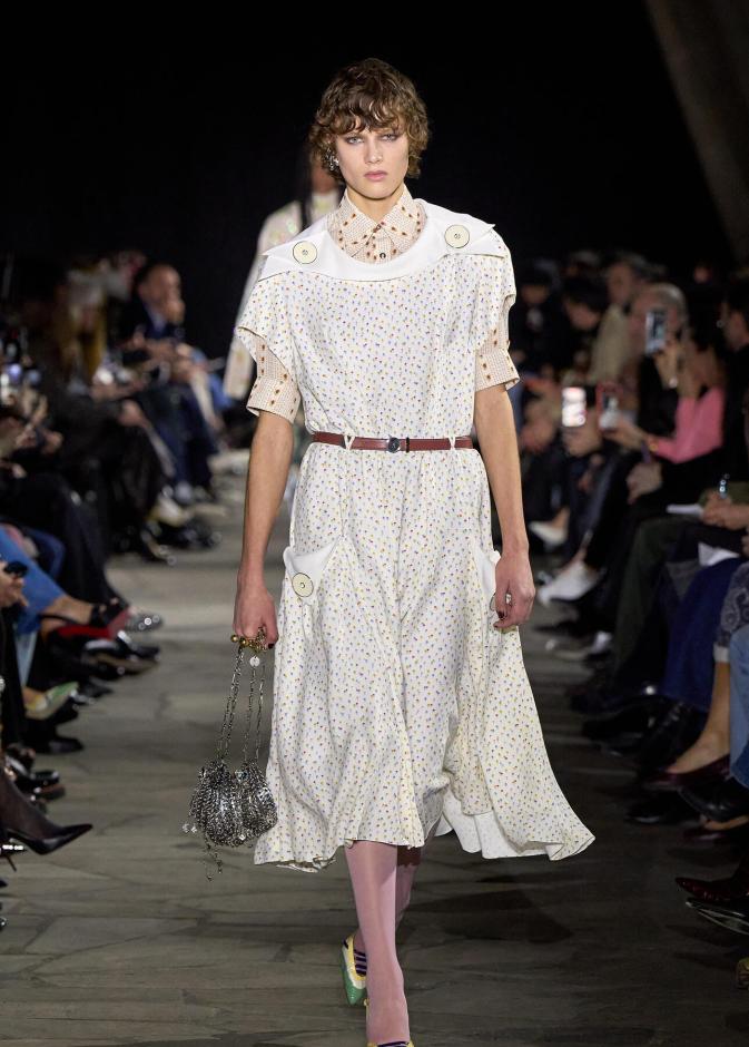 مجموعة Rabanne لخريف وشتاء 2027 في باريس عودة الألوان والأقمشة الفاخرة