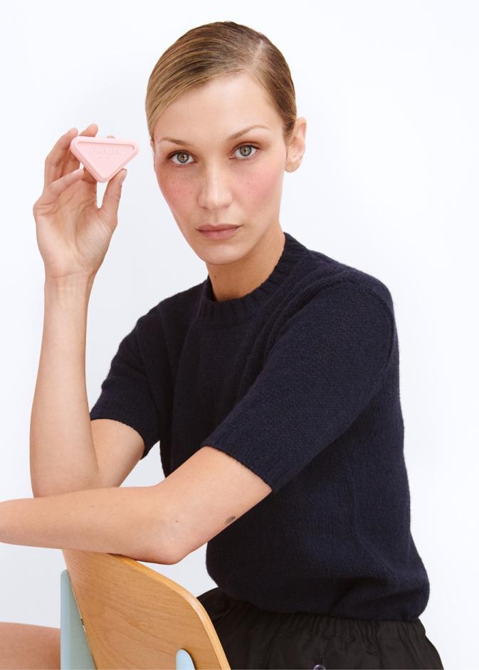 النجمة بيلا حديد في حوار خاص مع "هي" بعد اختيارها أول سفيرة جمال عالمية لدار Prada Beauty 