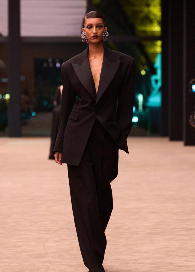 ستون عاماً من الغموض الأسود..بدلة Le Smoking تتصدر مجموعة Saint Laurent خريف وشتاء 2026 للملابس الجاهزة