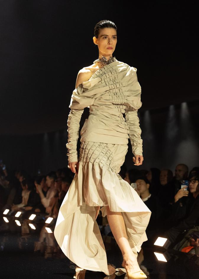 دانيال روزبيري يبرهن اتساع الأزياء الجاهزة لجموح السريالية في Schiaparelli خريف 2026