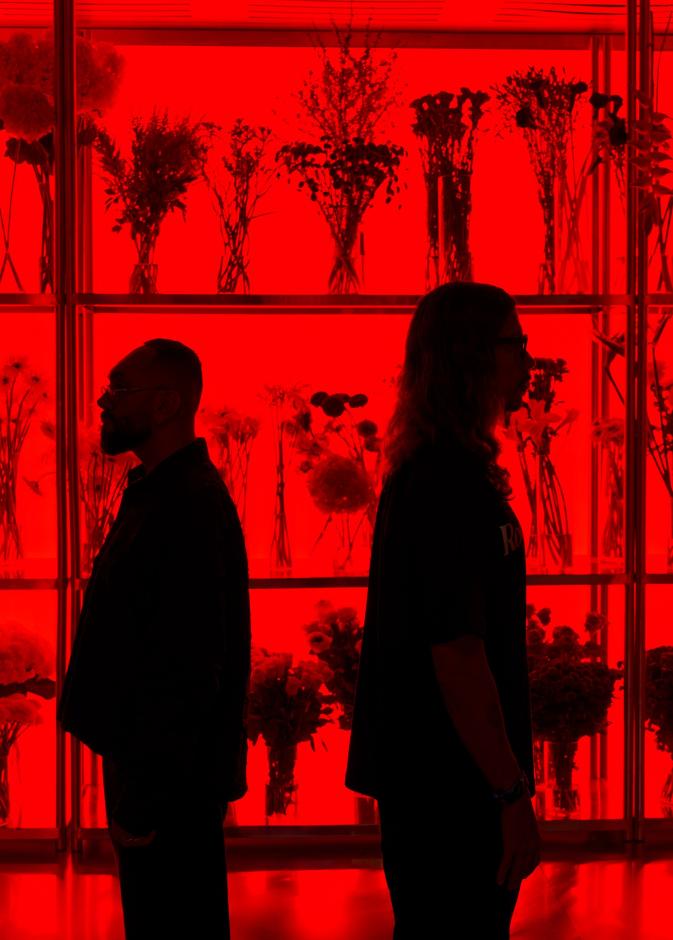 ثقل البتلات: Crosby Studios و UrArtU Gallery يعيدان تعريف فن الأزهار