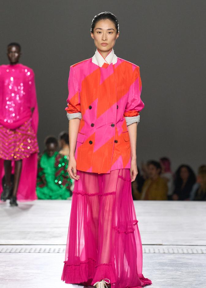 التنانير الشفافة في ربيع 2026 تعيد تعريف الأسلوب الأنثوي