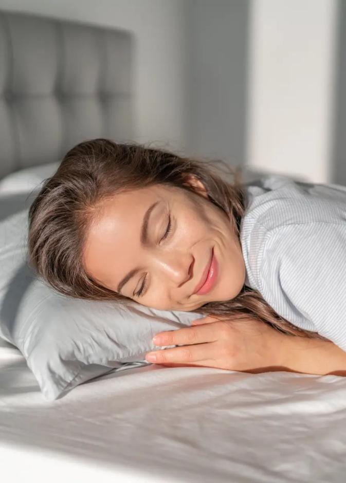 كيف يؤثر اتجاه وضعية النوم على طاقتنا؟