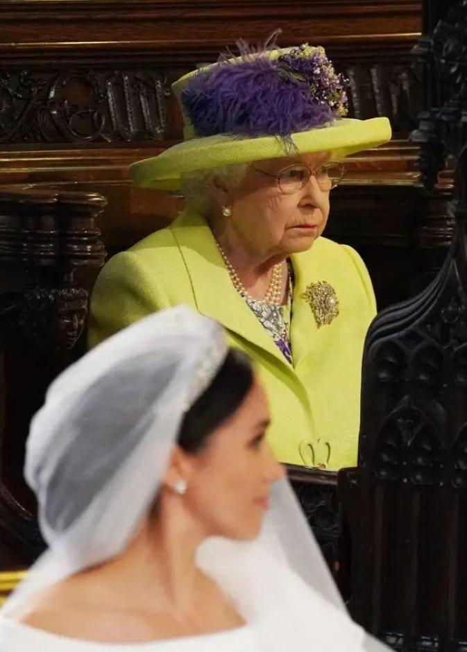 كيف تنبأت الملكة إليزابيث بـ "عاصفة" هاري وميغان قبل الزفاف؟