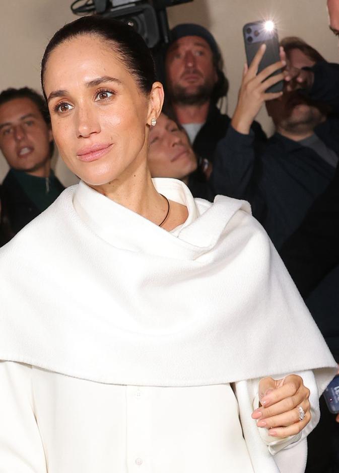 أسرار ليلة باريس الباذخة وكواليس صفقة ميغان ماركل الخفية مع بالنسياغا