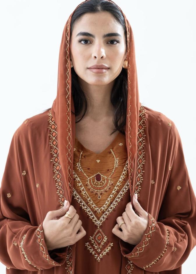 دليل "هي"...ألوان عيد 2026: من الأخضر الزمردي إلى الوردي الفاتح