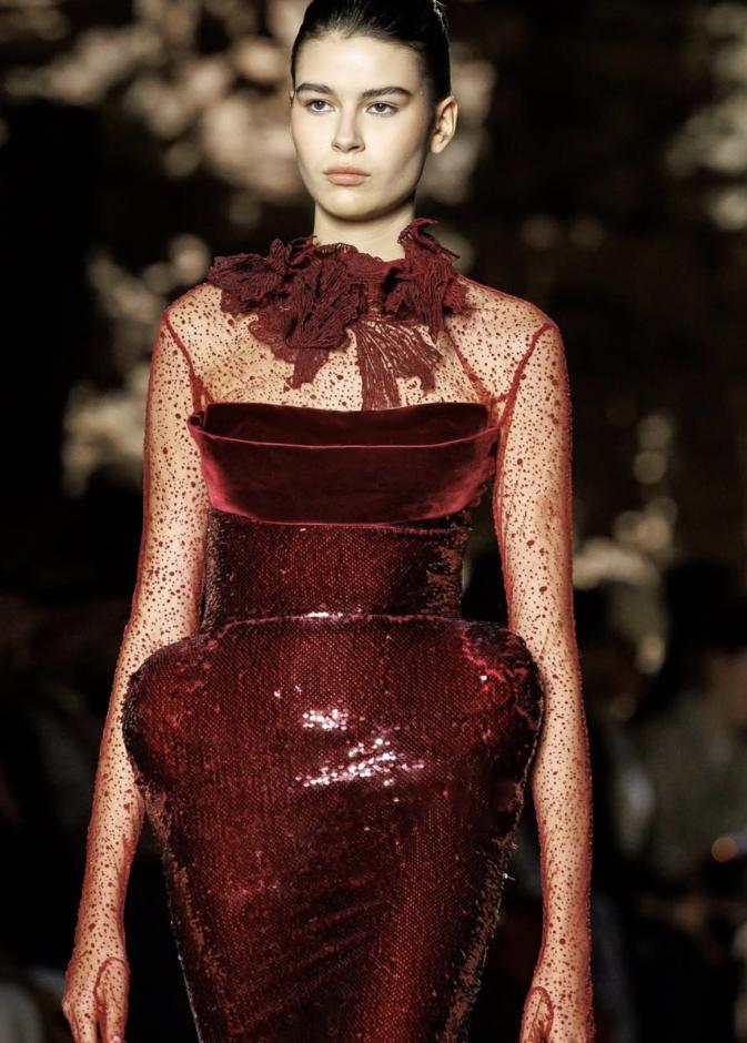 دور أزياء سعودية تقودها نساء يعدن رسم ملامح الموضة في المملكة