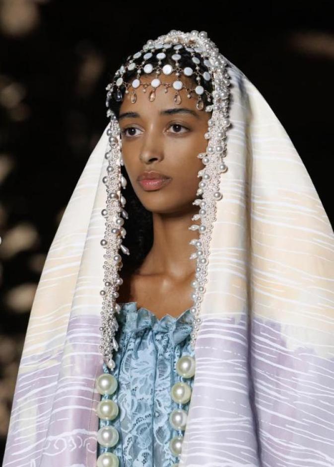 سارة العبدلي تروي حكاية التعاون مع وعد العقيلي لقطعة "أم سمكة"