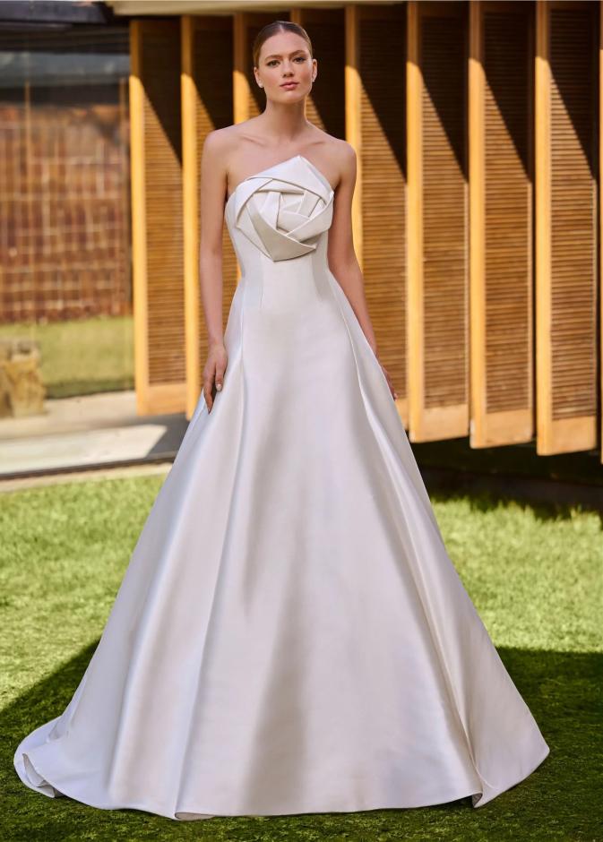 فستان زفاف بقصة الـ  A-line  من  Pronovias