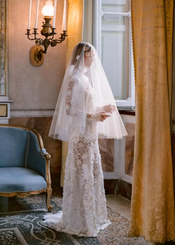 فستان زفاف بياقة عالية توقيع مونيك لولييه