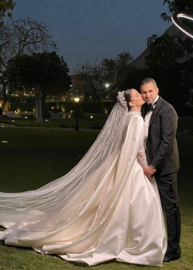 اطلالة ملكية وأنيقة لشام الذهبي في حفل زفافها