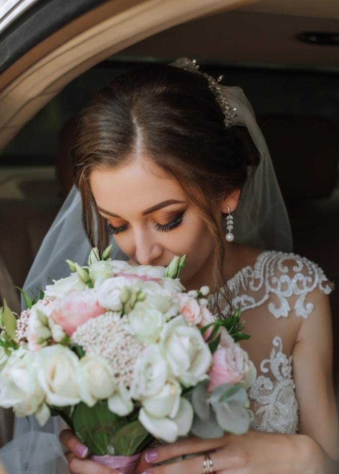 كوني عروس ملهمة وقوية في يوم الزفاف