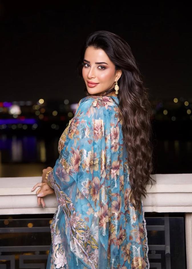 إطلالات رمضانية بنقشات الورود من لما العقيل الى سارة دندراوي