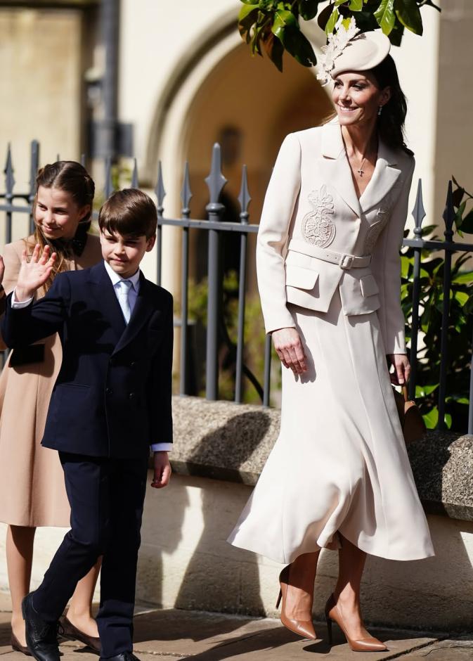  أميرة ويلز  بإطلالة كلاسيكية بلون نيود ناعم منسقة بطابع ملكي