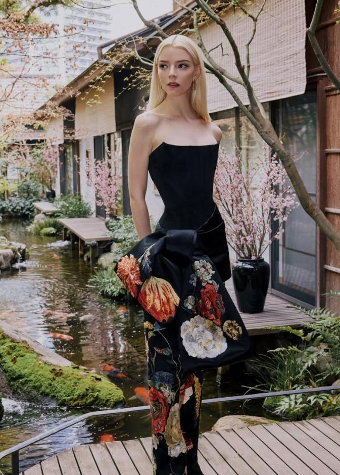 آنيا تايلور بفستان ميني سترابلس باللون الأسود