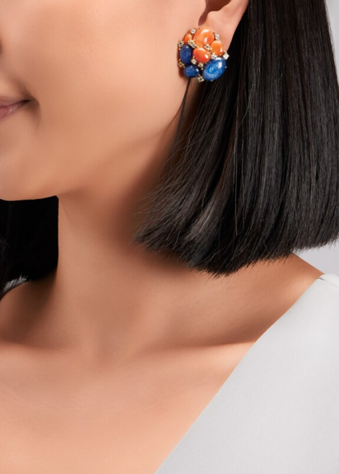 أقراط مرصعة بحجر المرجان من Sothebys