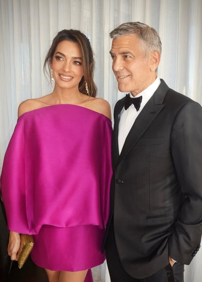 أمل كلوني بفستان قصير باللون البنفسجي