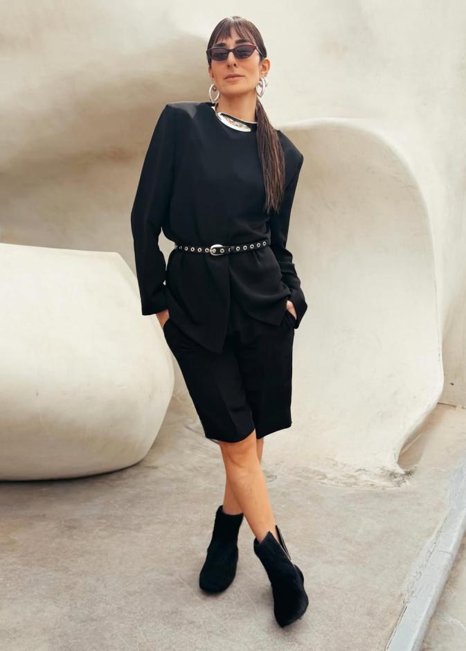 أمينة خليل ترتدي طقما باللون الأسود