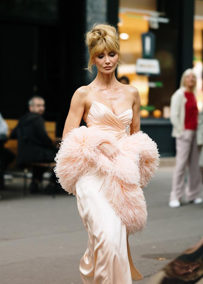 إطلالة بتفاصيل كلاسيكية وتنسيق عصري