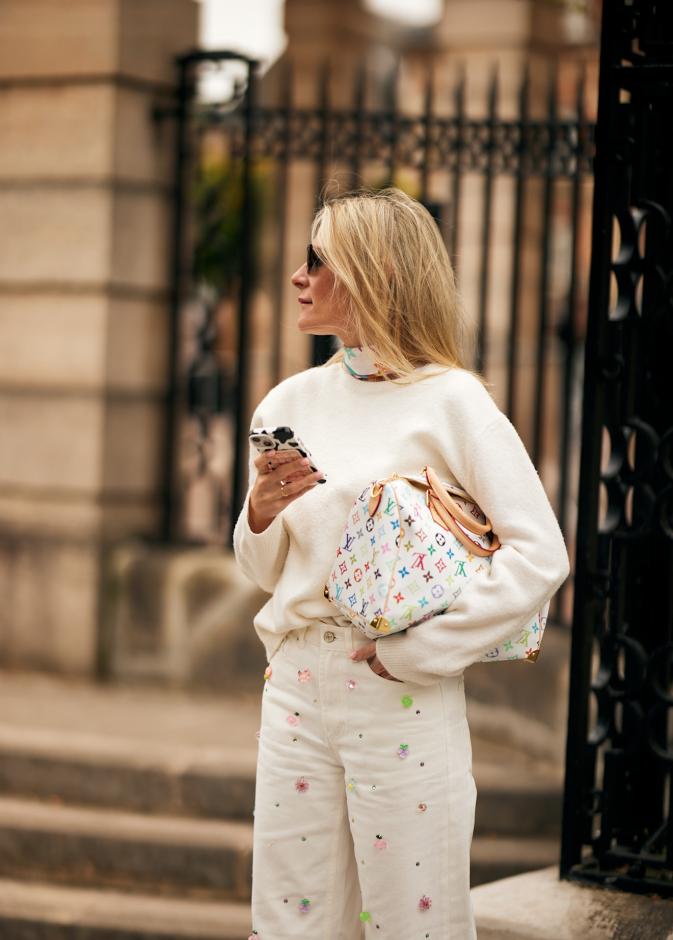إطلالة عصرية مع حقيبة من ‏Louis Vuitton