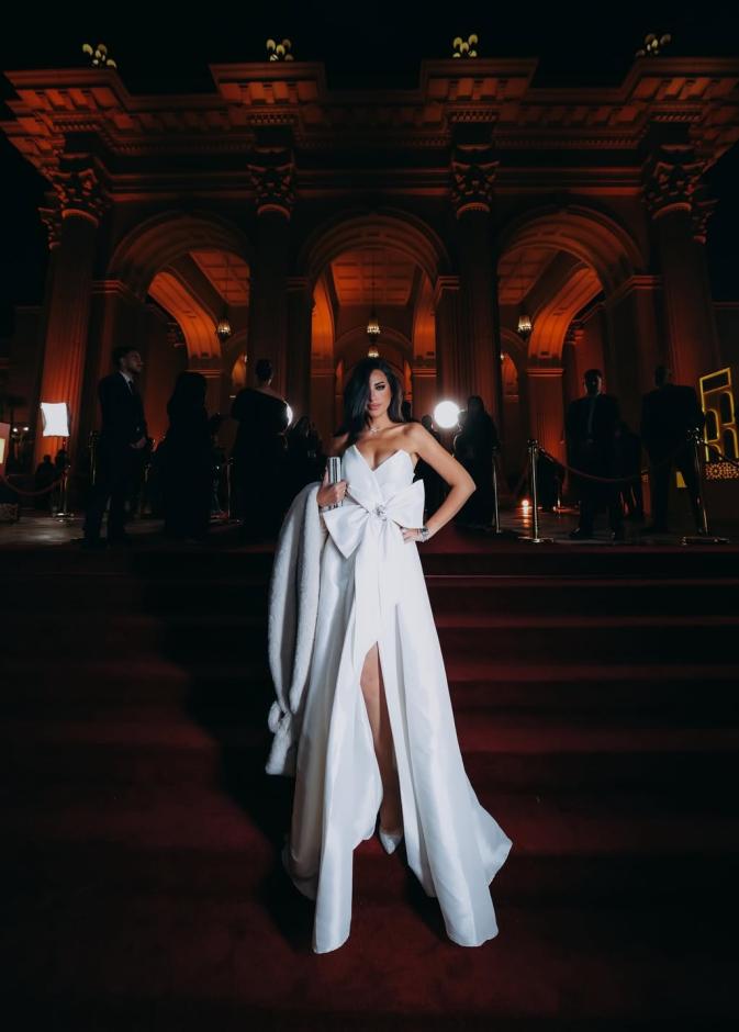 إلهام وجدي بفستان سهرة طويل باللون الأبيض مميز بقصة سترابلس