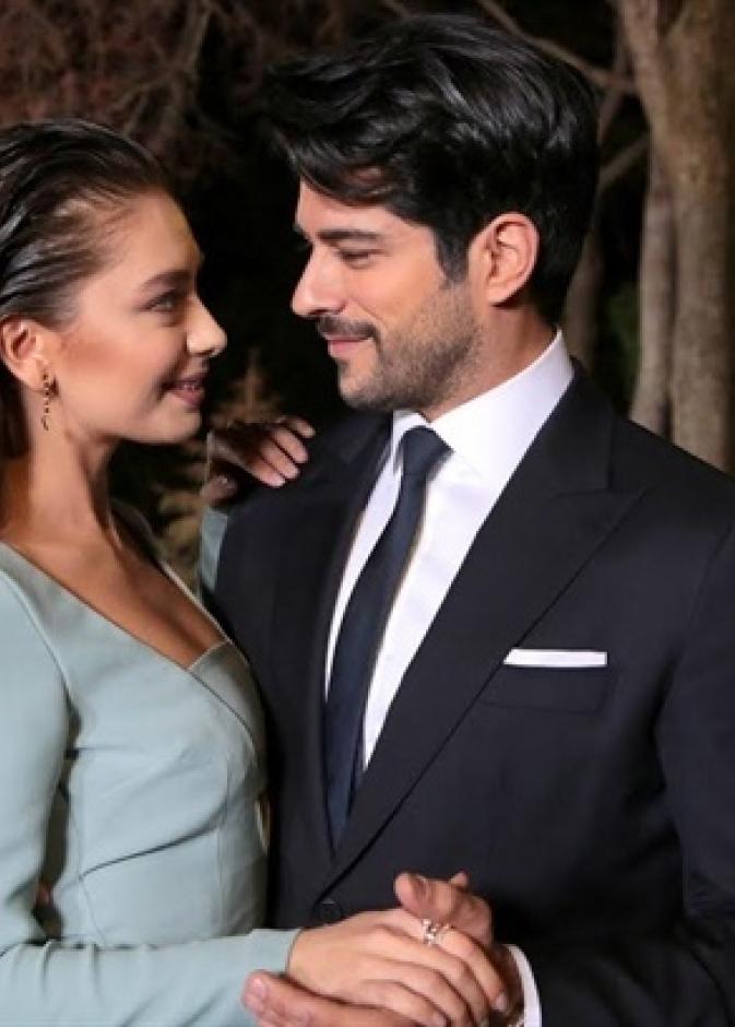 بوراك أوزجفي وناصيلهان أتاجول في النسخة التركية من "حب أعمى"