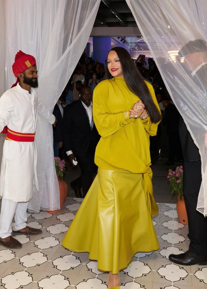 ريهانا ترتدي بلوزة أوفر سايز من القماش الانسيابي