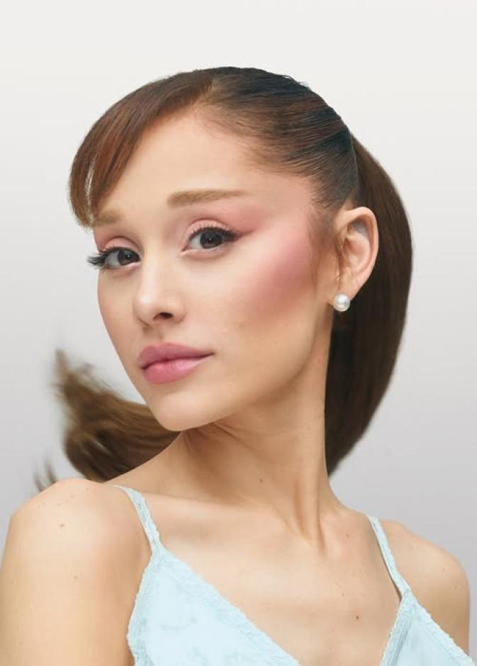 اريانا غراندي صورة من انستغرام r.e.m.beauty