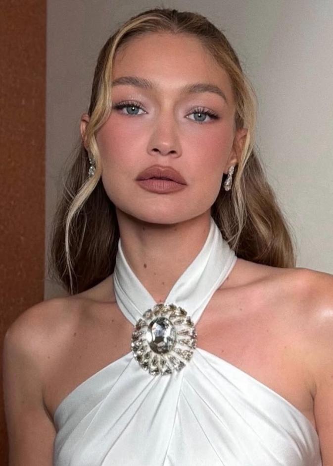 إطلالات جمالية ناعمة للنجمات في حفل Breakthrough Prize Ceremony تتصدرها جيجي حديد