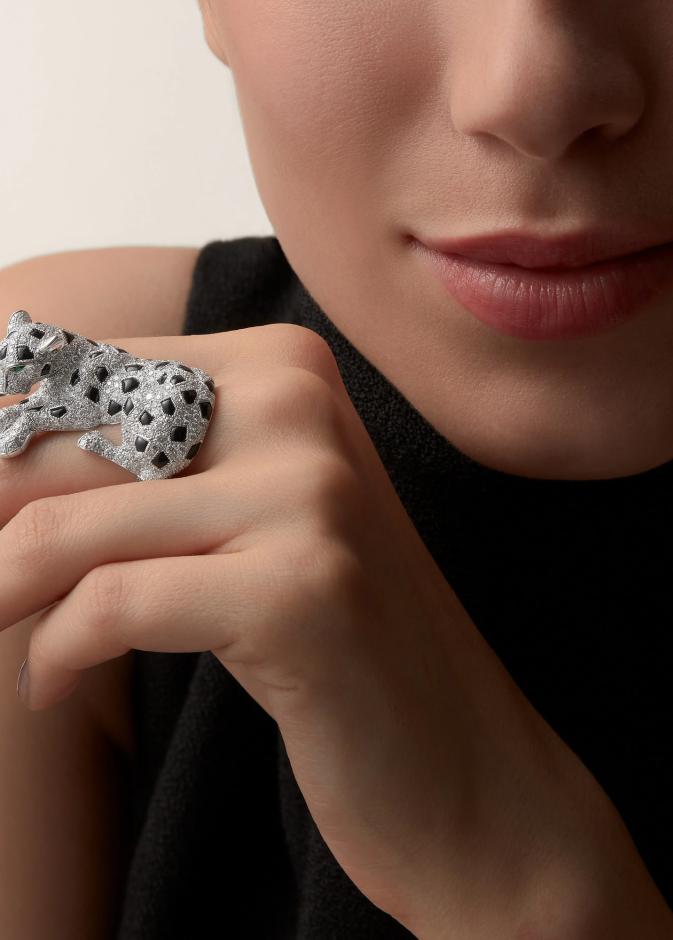 الأحجار الكريمة السوداء فخامة غامضة في تصاميم المجوهرات