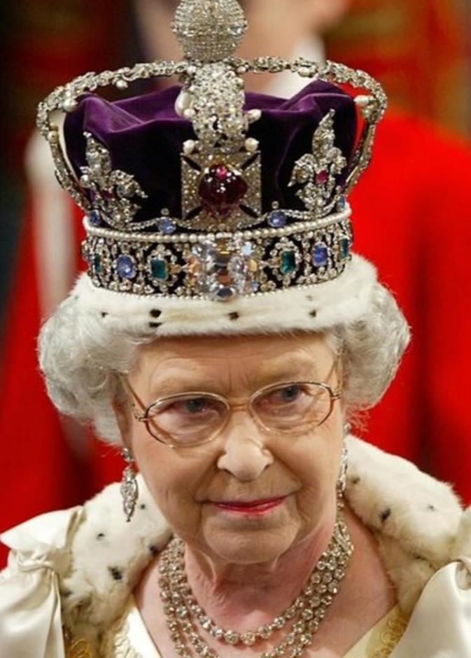 الأحجار الكريمة في تاج الملكة إليزابيث الثانية.. جوهرة تاريخية