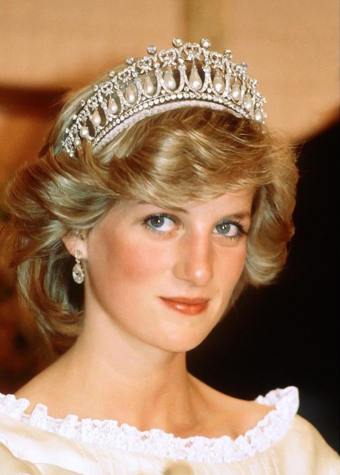  الأحجار الكريمة في تاج Cambridge Lovers Knot للأميرة ديانا 