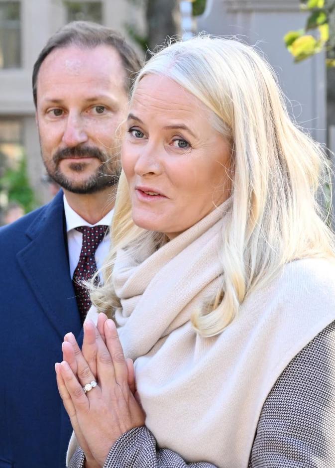 الأمير هاكون يواجه مرض زوجته المزمن وأشباح إبستين منفردًا