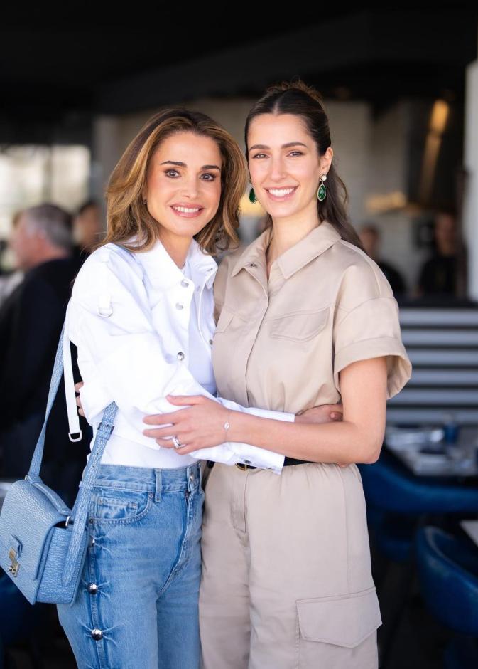 كيف تعكس مجوهرات الأميرة رجوة أسلوب الملكة رانيا؟