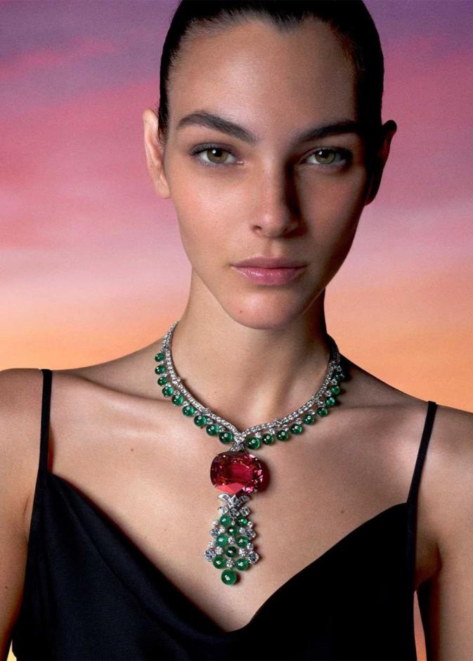 الاسبينيل حجر أغسطس في مجوهرات Bulgari