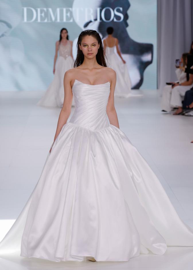 الخصر المنخفض في عروض ديمتريوس