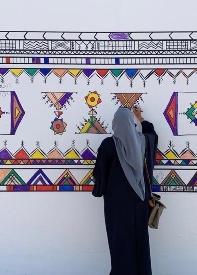 فن القط العسيري بلمسة معاصرة رؤية الفنانة السعودية ريما الباز