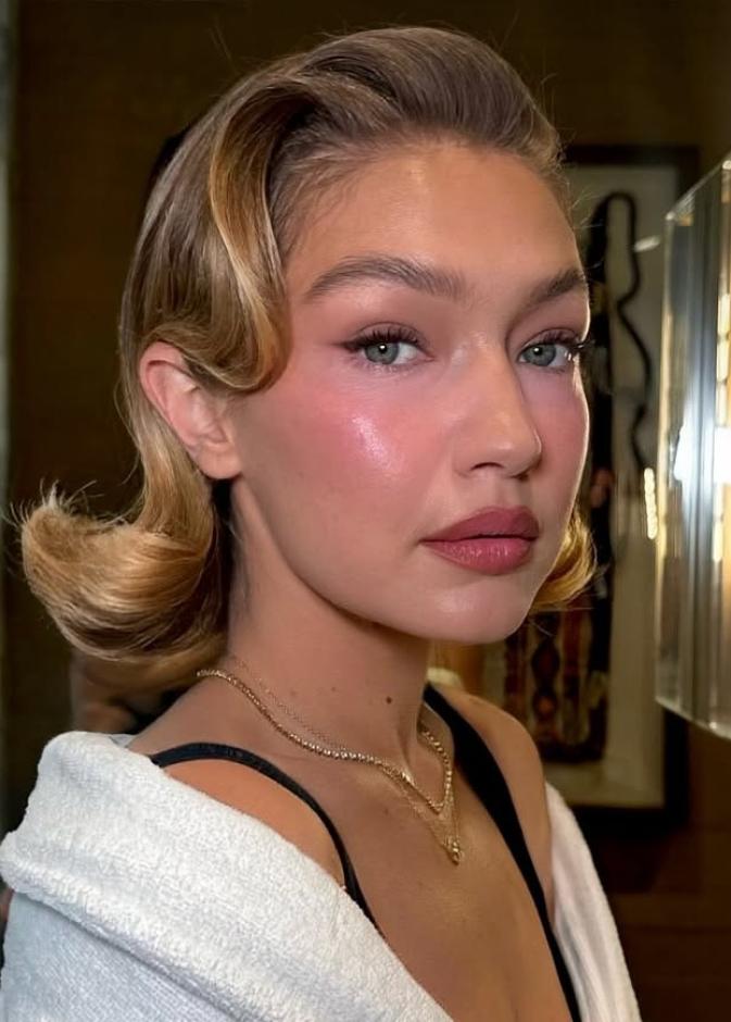 العارضة جيجي حديد - صورة من انستغرام Dimitris Giannetos (1)