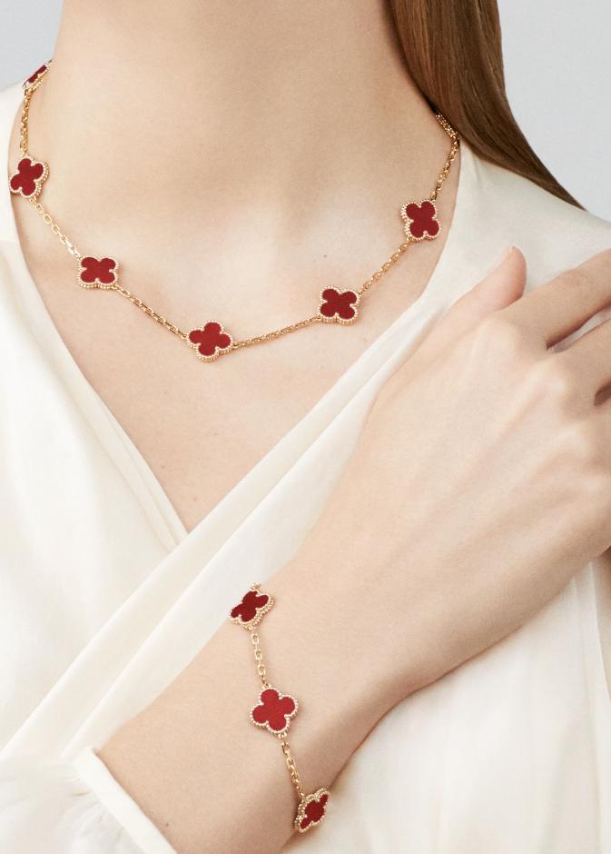 العقيق الاحمر في مجوهرات Van Cleef & Arpels