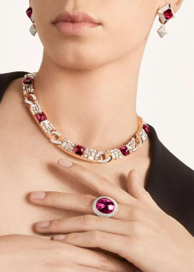 الغارنيت حجر شهر يناير صفاته ومعناه وفوائده.