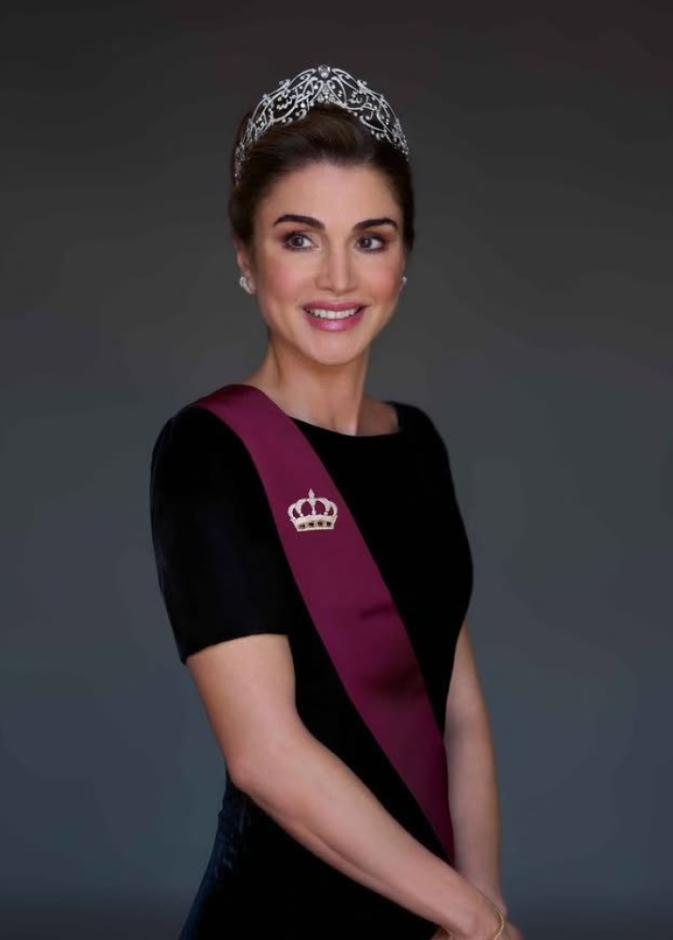 أجمل الأحجار الكريمة في تيجان الملكة رانيا العبد الله