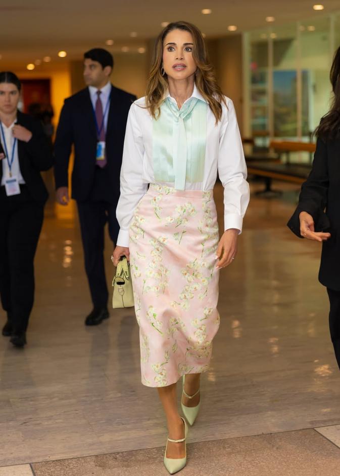 الملكة رانيا بألوان الباستيل بصيحة الورود الرائجة