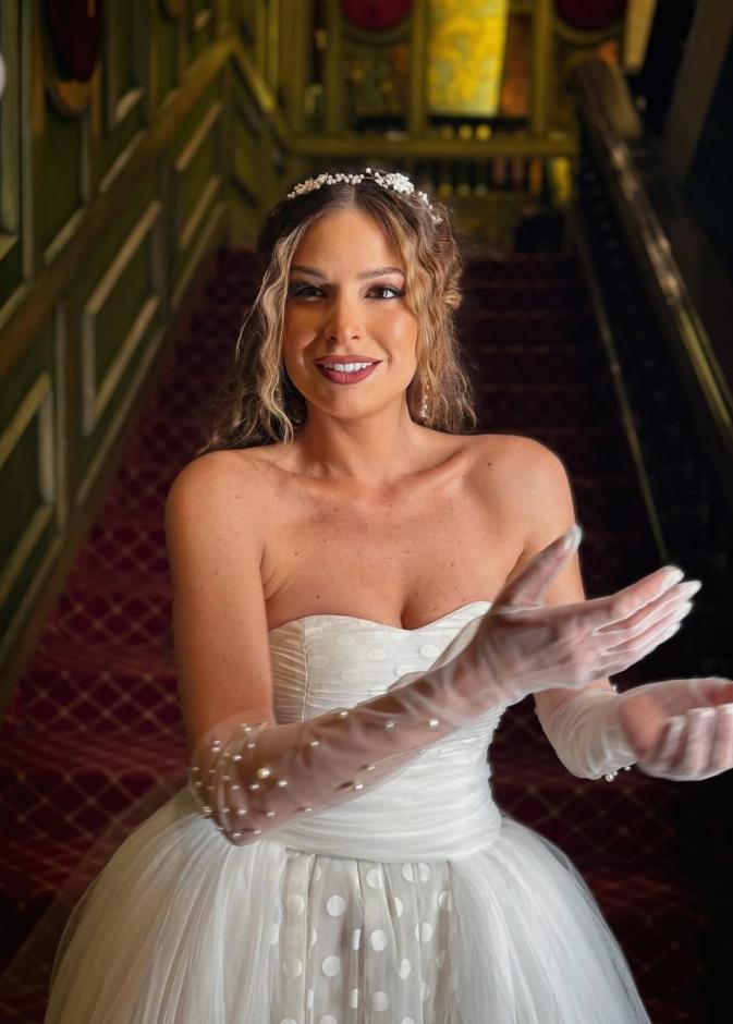 باميلا الكيك اختارت طوق شعر من الكريستال