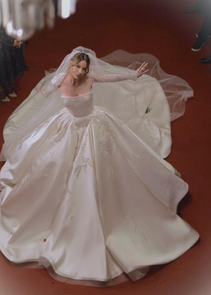 باميلا الكيك بفستان الزفاف